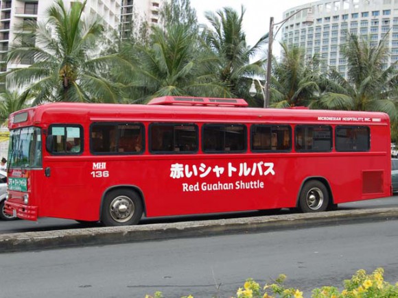 画像は2009年の赤いシャトルバス