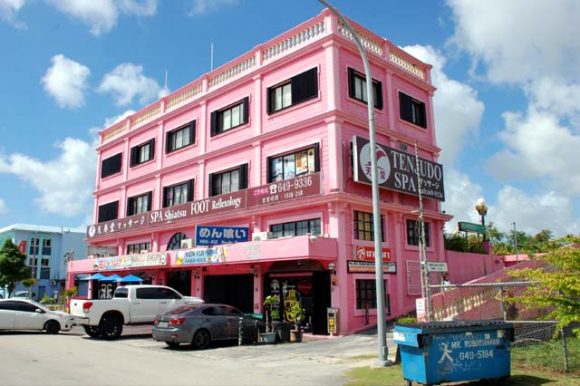 グアムでビーチよりも人気の撮影スポットはピンクの壁のタモントレードセンター 0 グアム レストランや観光スポットまとめ